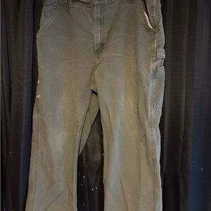 Carhartt Green Cargo Pants with Durable Design